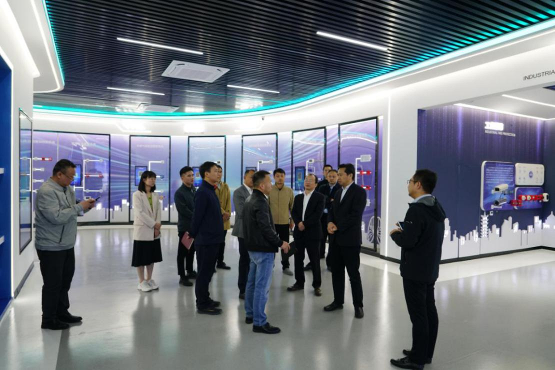 安徽省數(shù)據(jù)資源管理局黨組成員、副局長(zhǎng) 王愛學(xué)一行調(diào)研依愛消防